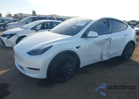 2024 Tesla Model Y Performance Dual Motor All-Wheel Drive z USA, uszkodzony, nr VIN 7SAYGDEF2RF150535